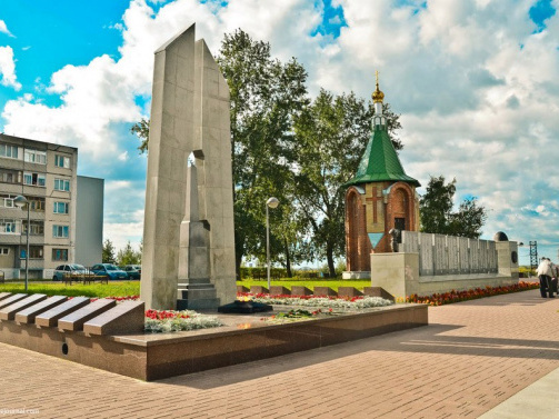 Мемориал Славы построен на месте Троицкой церкви. В центре находится гранитный обелиск памяти жертв кулацкого мятежа 1921 года, выполненный С. Пермитиным по чертежам 14-летнего В. Кольцова. Комплекс дополнен 16 плитами с именами более тысячи фронтовиков, не вернувшихся с войны. В 1975 году к мемориалу подвели газовую магистраль и зажгли Вечный огонь. В 1995 году на месте церкви построили каменную часовню. В 2000 году заложили капсулу с землей с мест боев. В 2004 началась очередная реконструкция мемориала.
