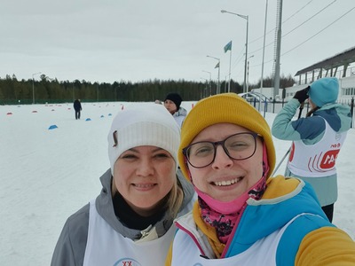 Сотрудники МБДОУ № 92 "Веснушка" ежегодно принимают участие
в городской лыжной гонке "Сургутская лыжня" в рамках Всероссийской массовой лыжной гонки "Лыжня России".

В стенах нашего детского сада каждый понедельник для педагогических работников проходит мероприятие "Балет на полу", направленное на укрепление различных групп мышц. Организация такого мероприятия заряжает и настраивает на продуктивную работу в течение всей недели.

Еще одной из традиций учреждения стало совместное посещение бассейна по воскресениям. Занятия плаванием поддерживают уровень физического состояния у сотрудников, повышают умственную работоспособность и жизненный тонус.