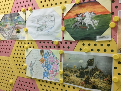 «Через детское восприятие оживают страницы великой истории. Поле Куликово, Бородино и Прохоровка — три великих поля, три рубежа русской славы. В рисунках и поделках наших воспитанников оживают богатыри, гусары и солдаты Великой Отечественной. Это взгляд юного поколения на силу духа, подвиг и славу предков.»